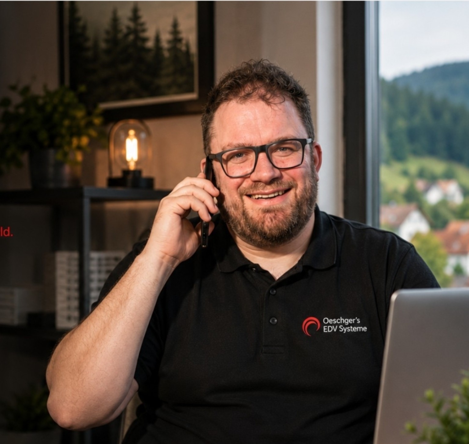 Adrian Oeschger am Laptop im Kundengespräch